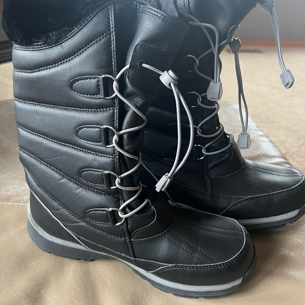Girls size 5 snow boots